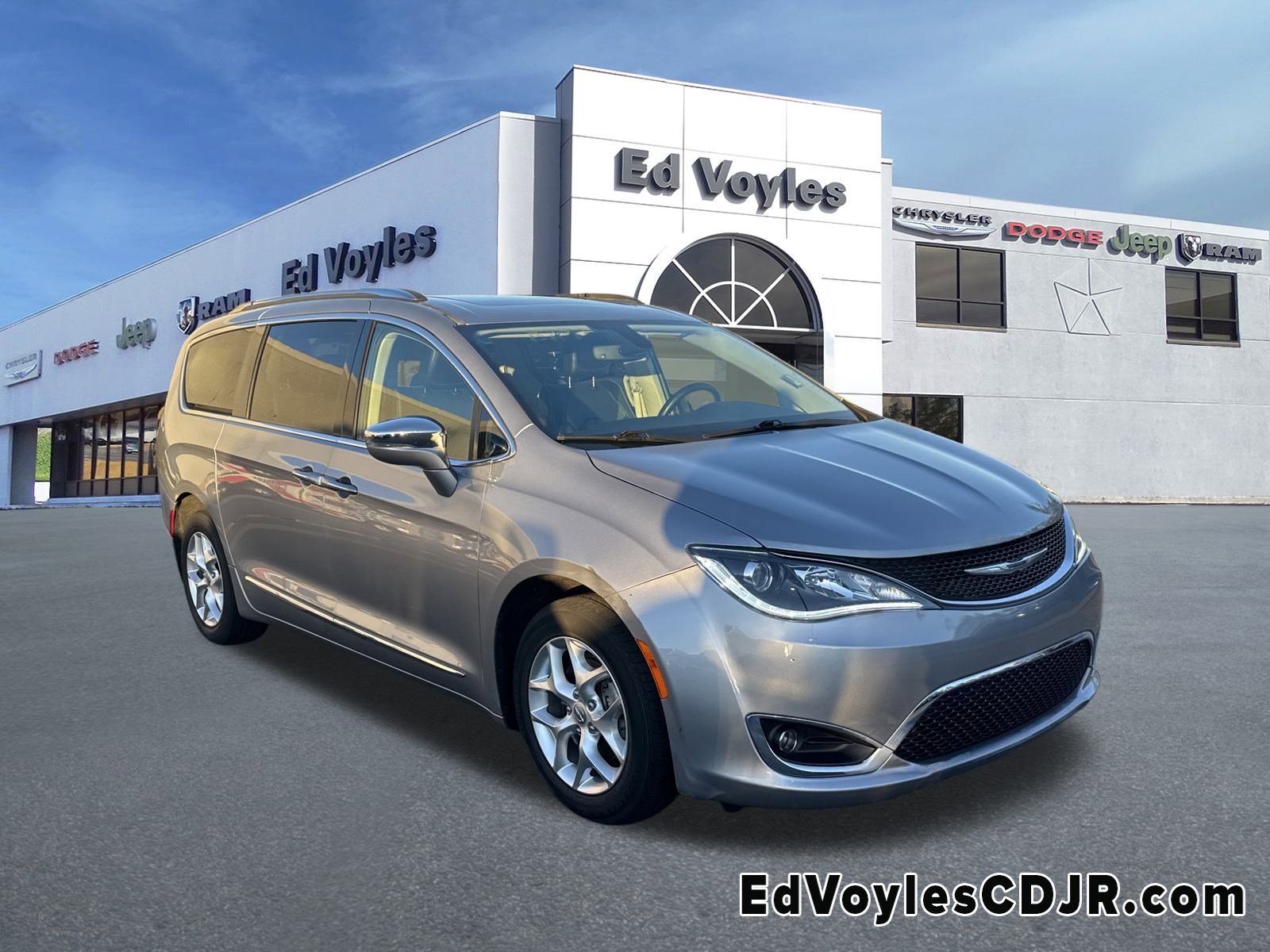 2020 Chrysler Pacifica Limited's photo