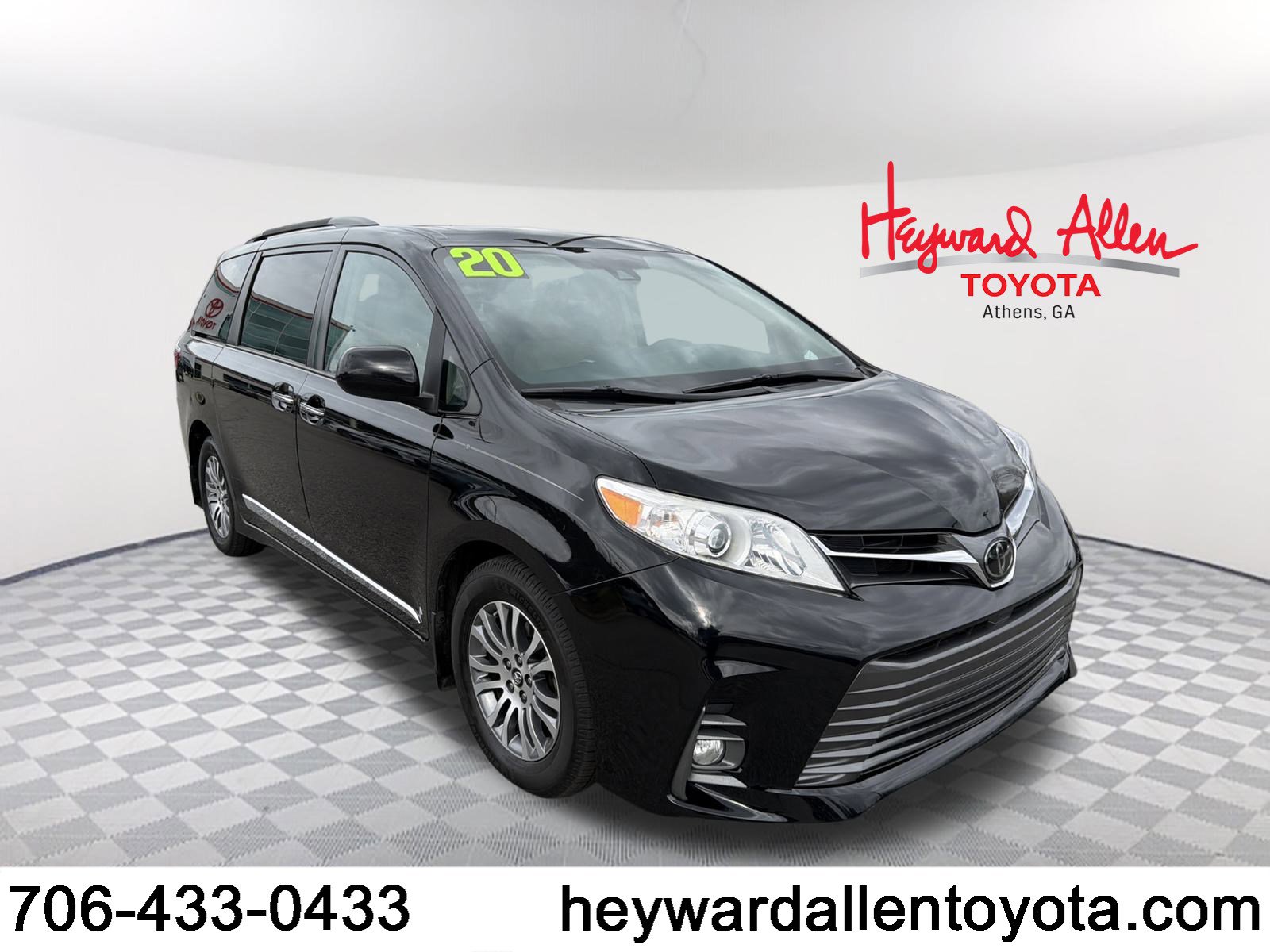 2020 Toyota Sienna XLE Premium's photo