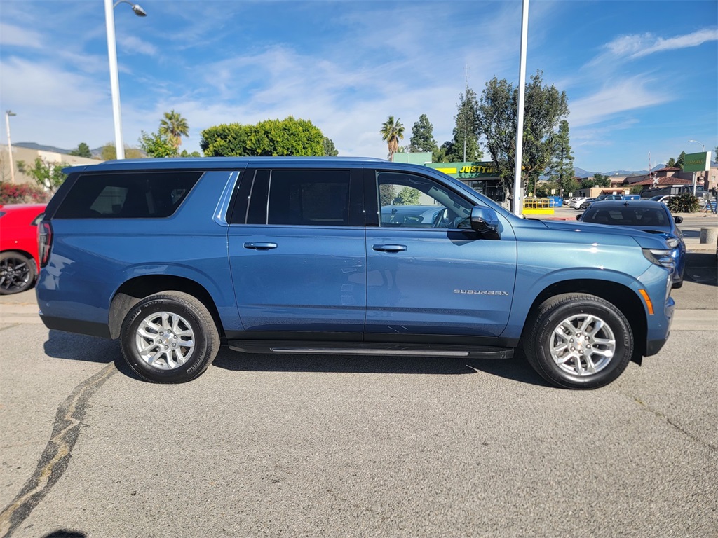 2025 Chevrolet Suburban LT photo 4