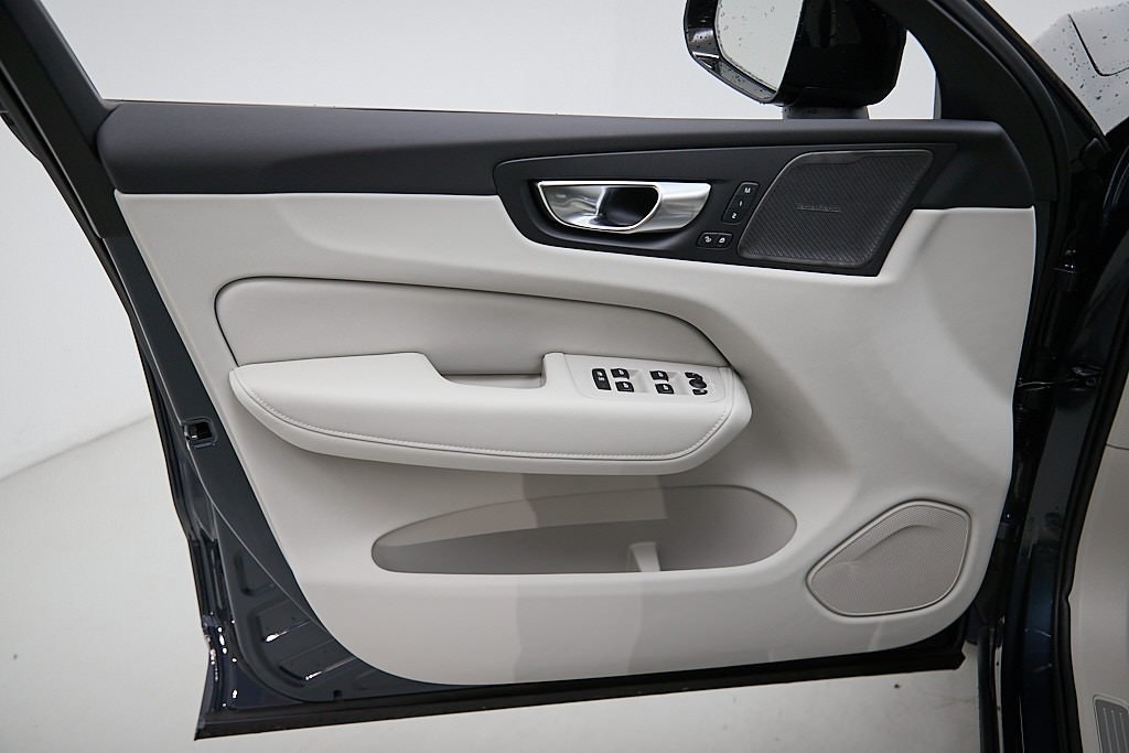 2026 VOLVO XC60 - Image 8