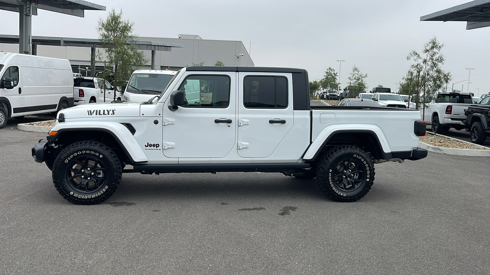 2025 Jeep Gladiator Willys photo 2