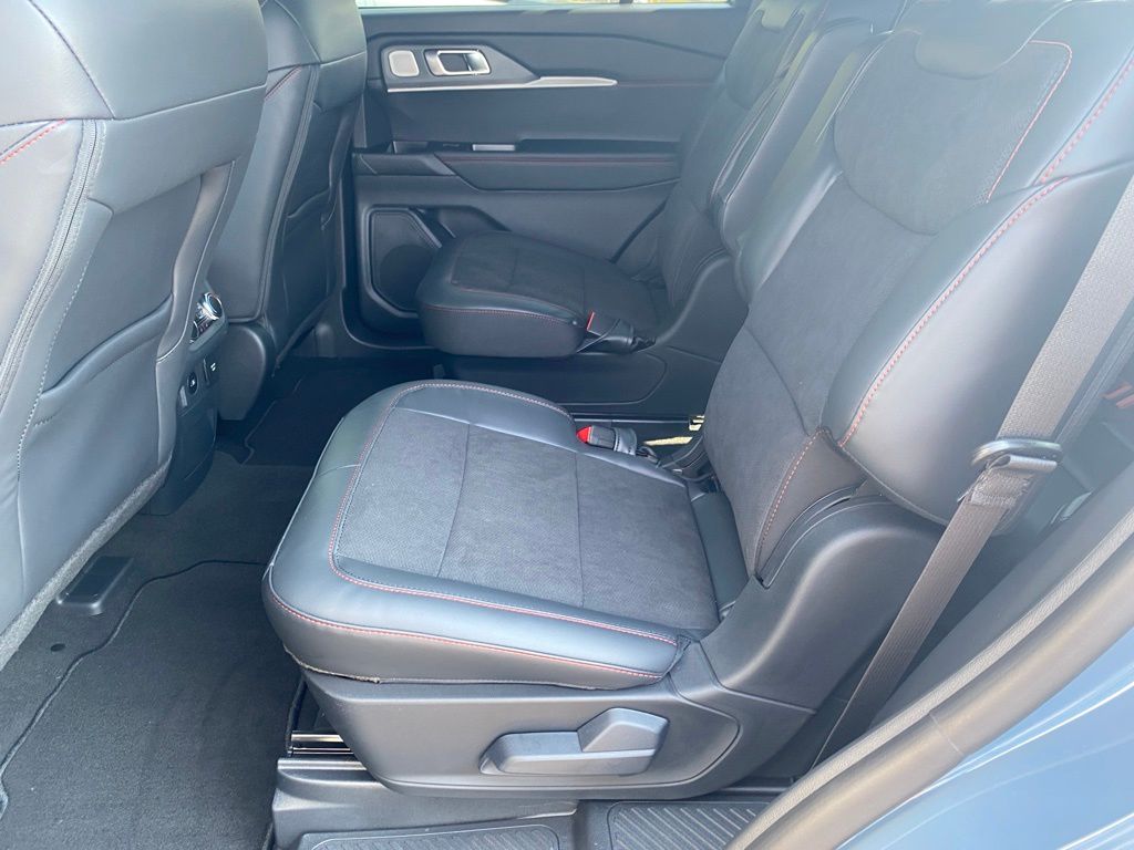 2025 Ford Explorer ST photo 6