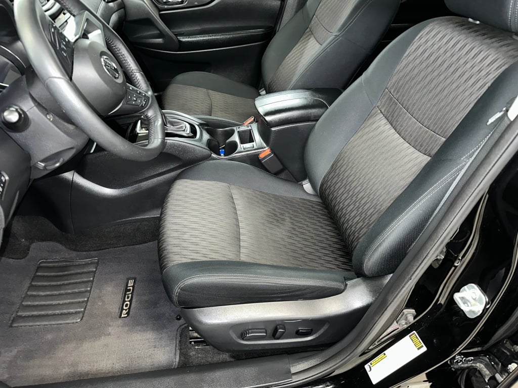 2018 Nissan Rogue SV photo 2