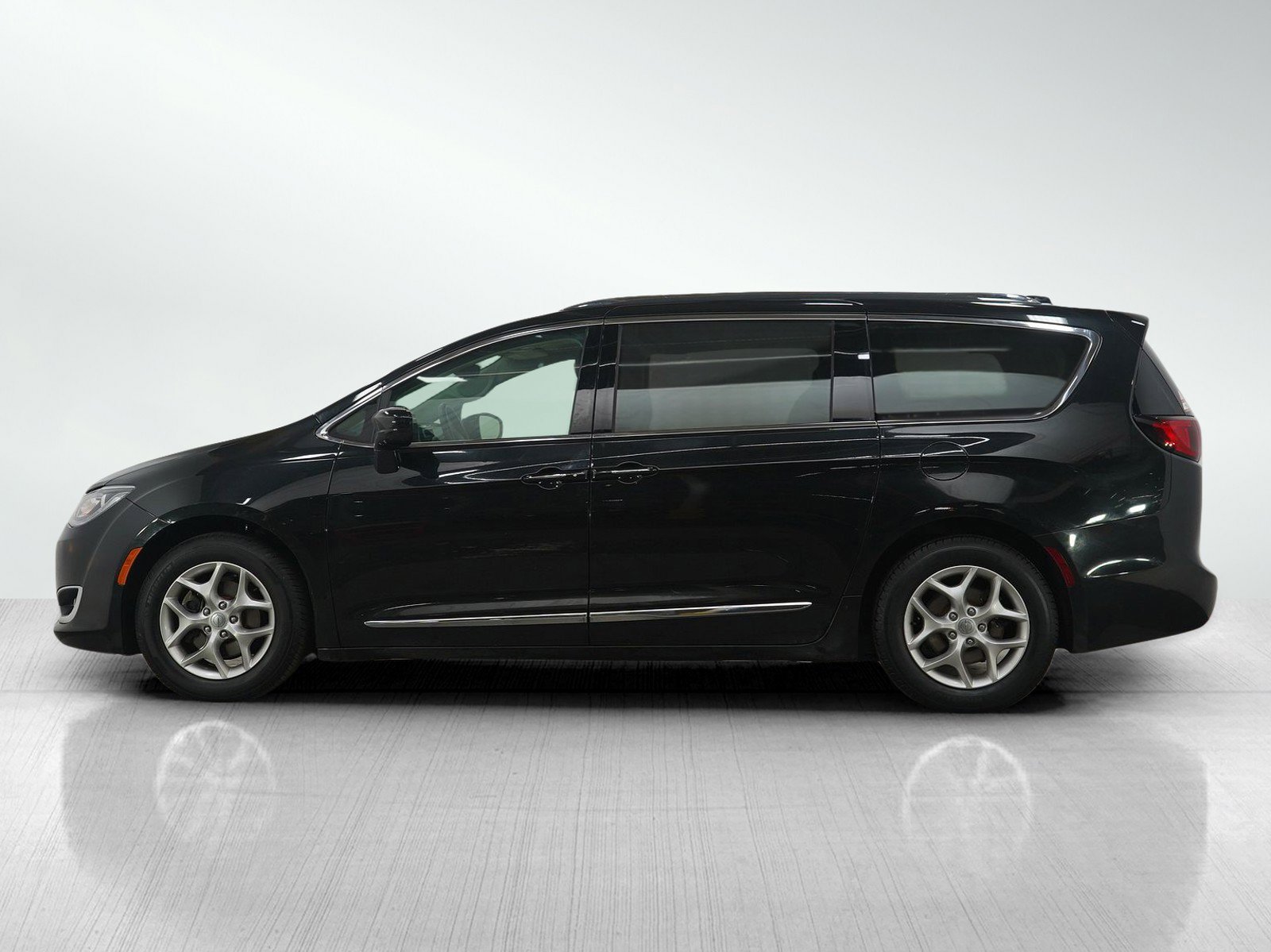 Used 2018 Chrysler Pacifica Touring-L Plus with VIN 2C4RC1EG6JR268813 for sale in Wayzata, MN