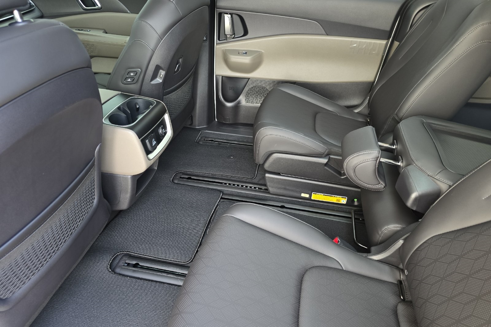 2026 Kia Carnival SX photo 8