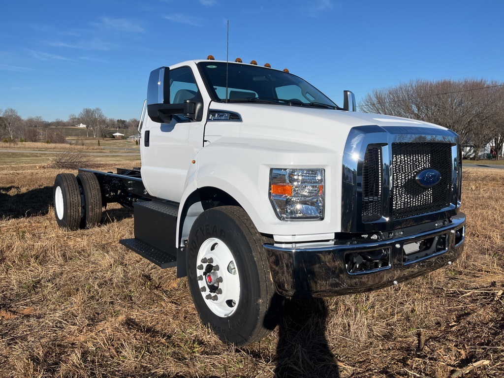 2025 Ford F-750 photo 3