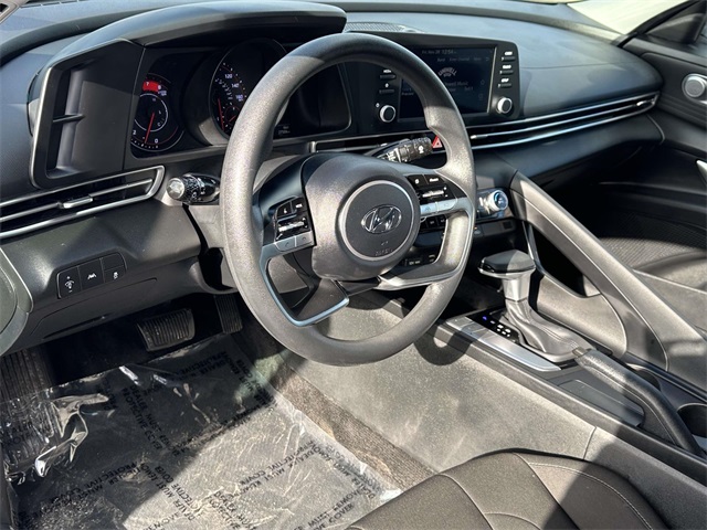 2023 Hyundai Elantra SEL photo 2