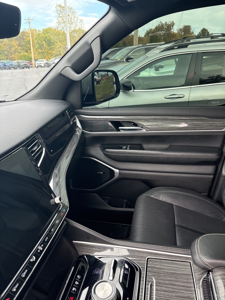 2022 Jeep Wagoneer Series III photo 2