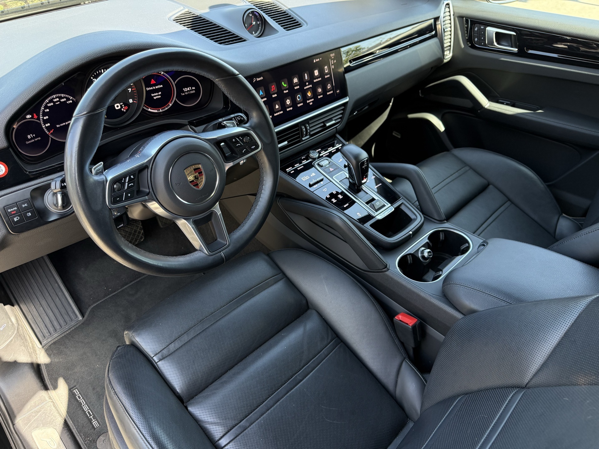 2023 Porsche Cayenne Platinum Edition photo 3