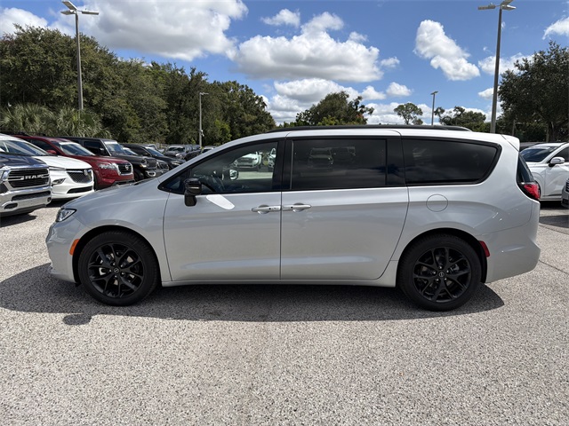 2026 Chrysler Pacifica Limited photo 4