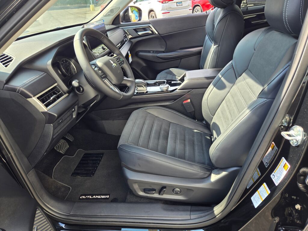 2025 Mitsubishi Outlander SE photo 15