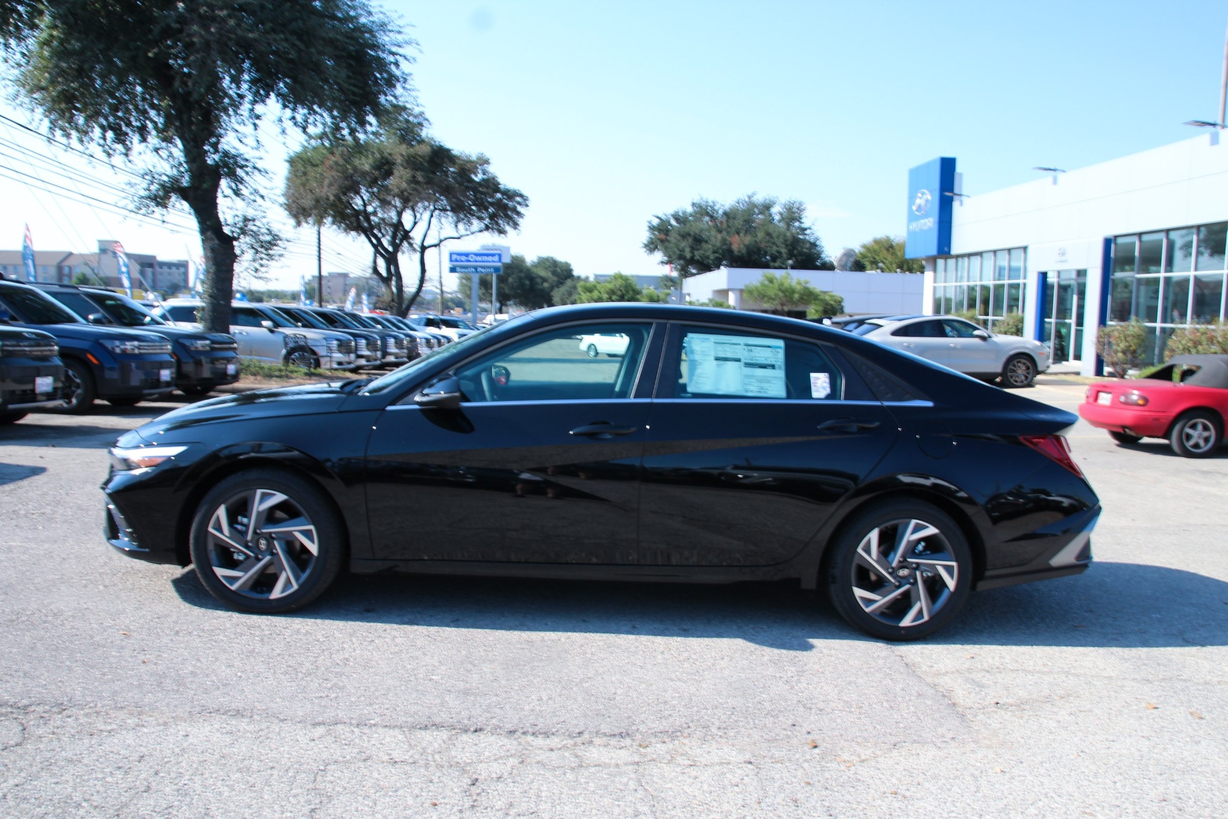 2025 Hyundai Elantra Limited photo 4