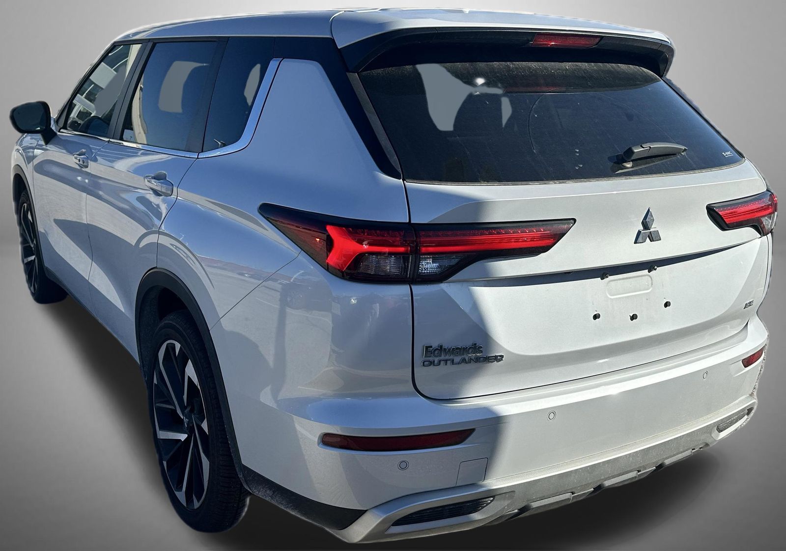 2023 Mitsubishi Outlander SE photo 2