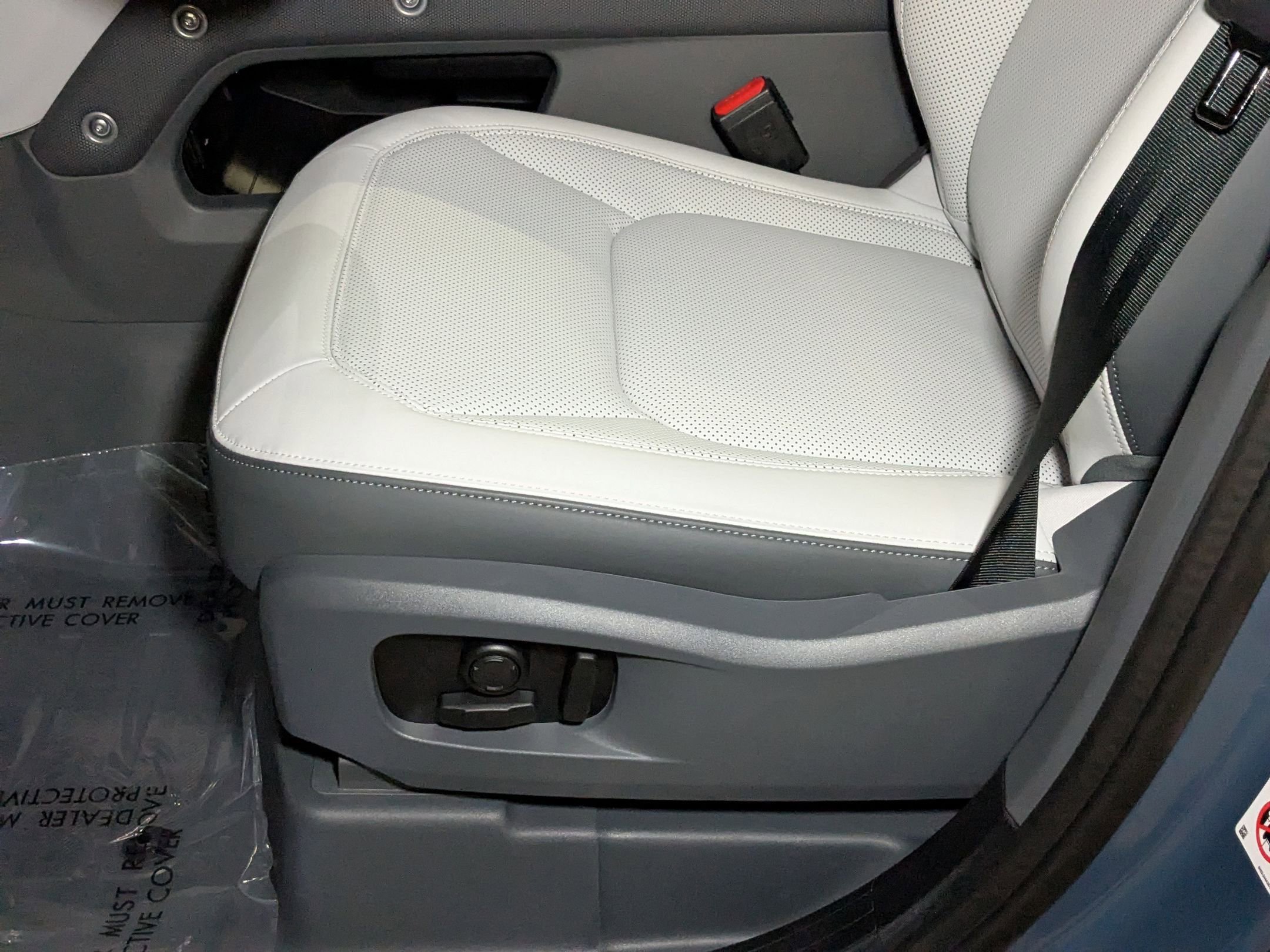 2025 Land Rover Defender 110 S photo 3