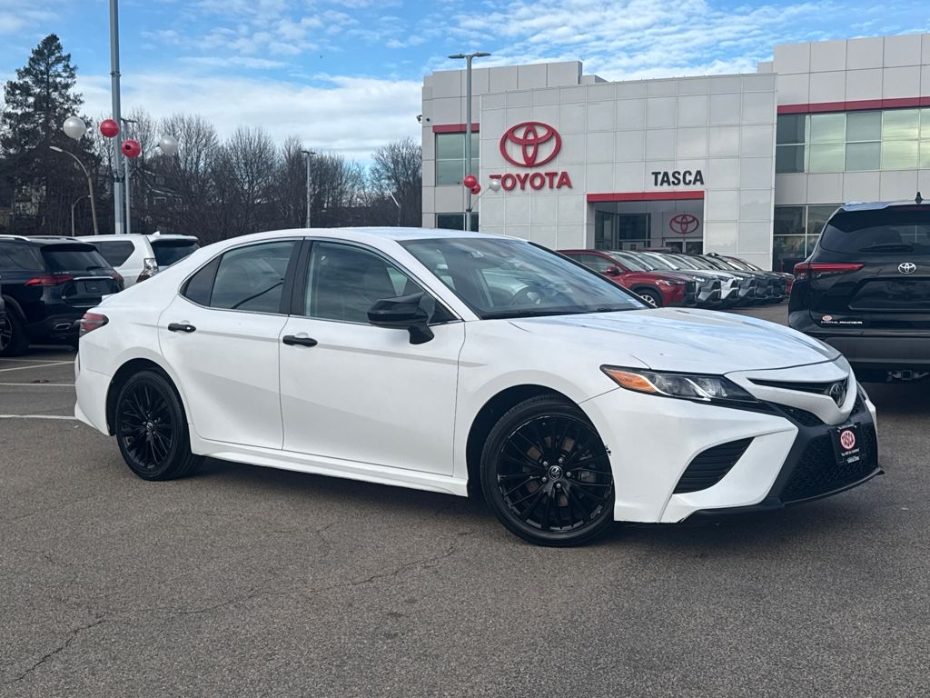 2019 Toyota Camry SE's photo