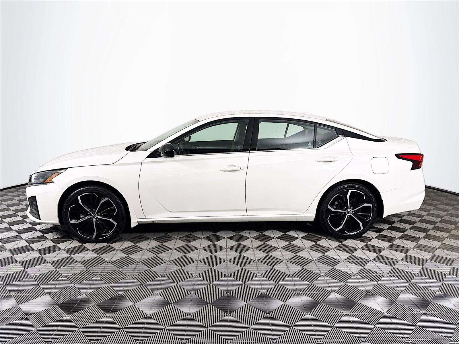 2025 Nissan Altima SR photo 4