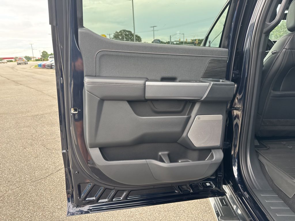 2025 Ford F-150 Lariat photo 17