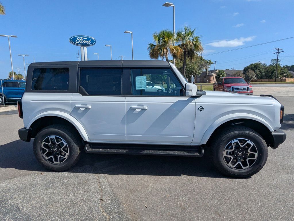 2025 Ford Bronco Outer Banks photo 3