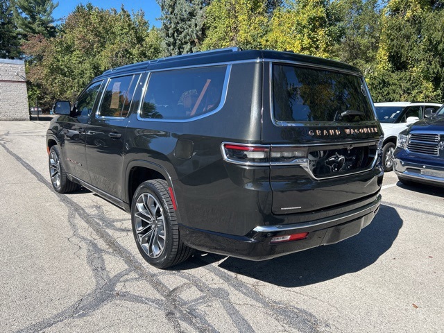 2023 Jeep Wagoneer L Series III photo 2