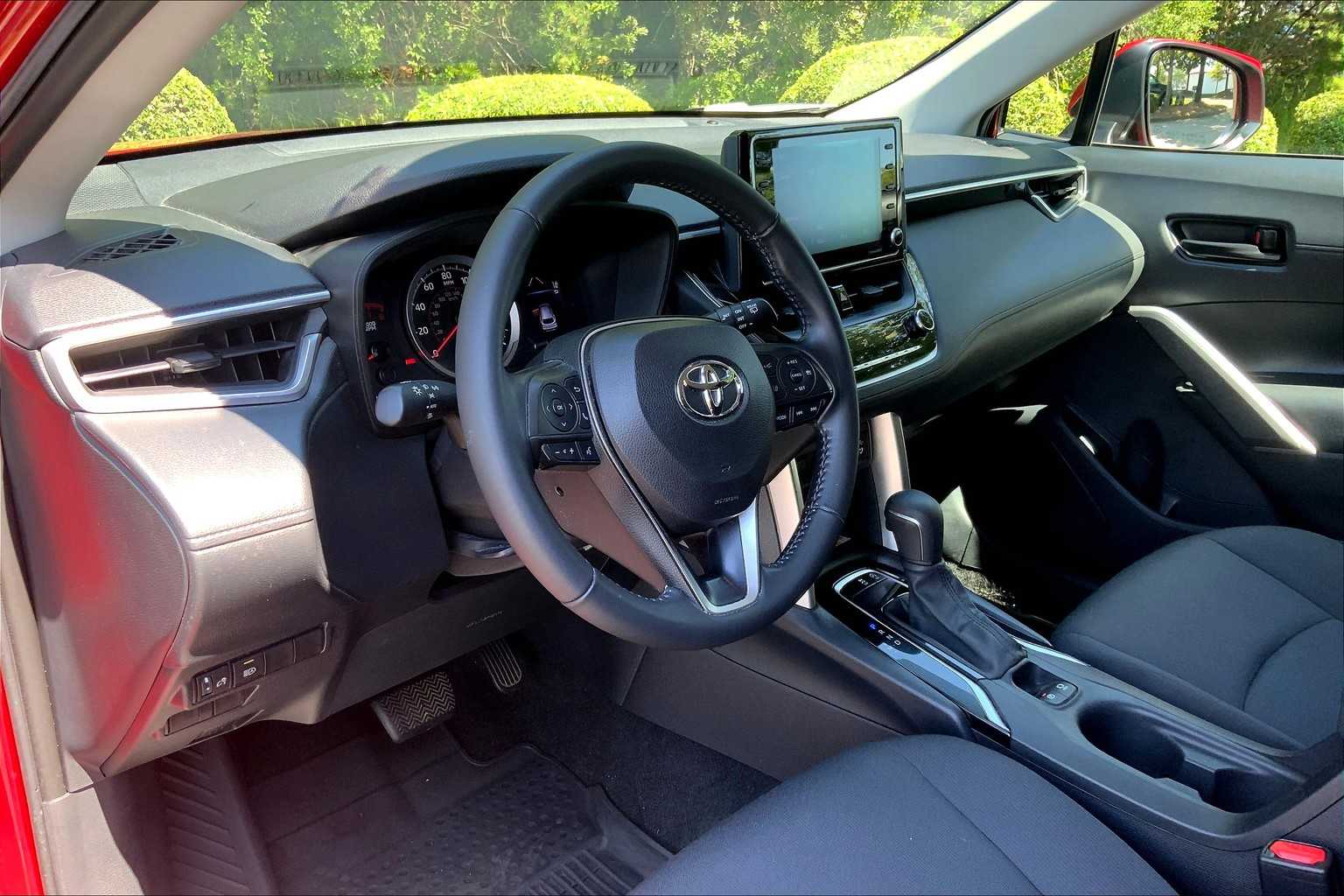 2022 Toyota Corolla Cross LE photo 16