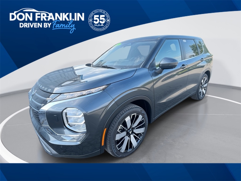 2025 Mitsubishi Outlander SE's photo