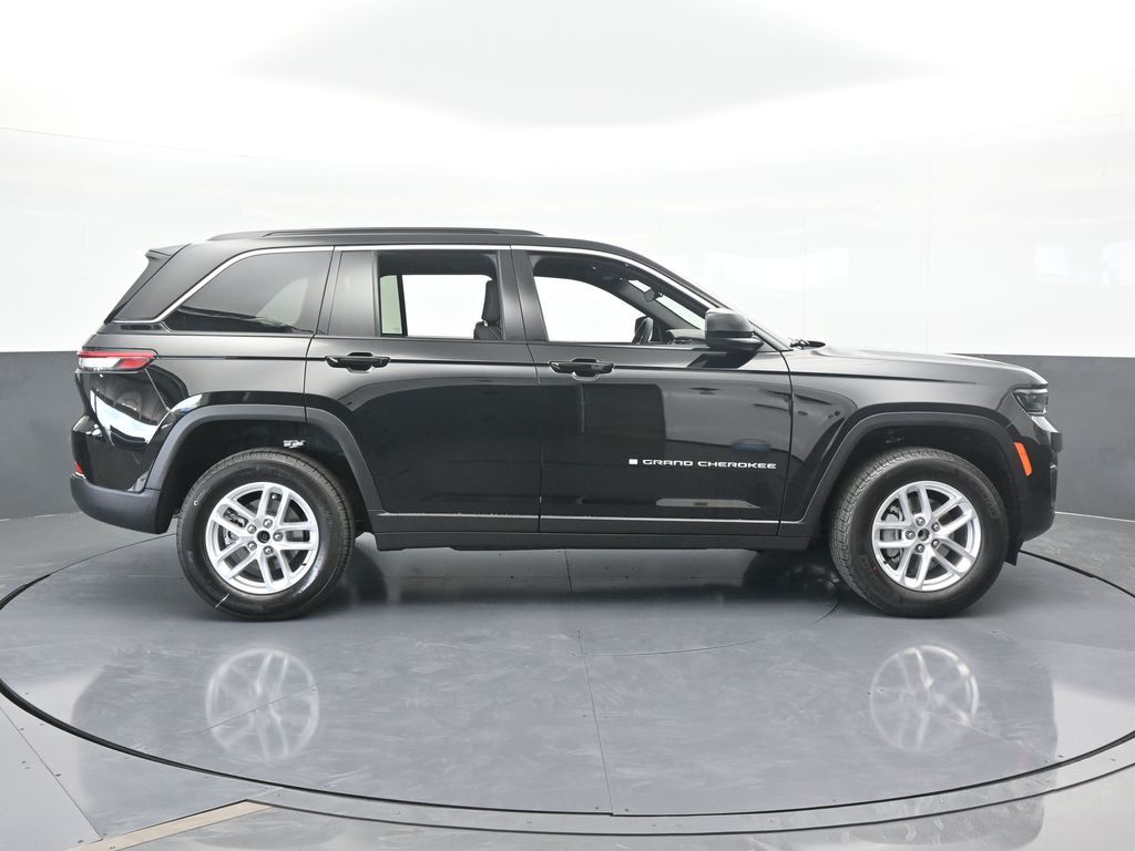 2025 Jeep Grand Cherokee Laredo X photo 3