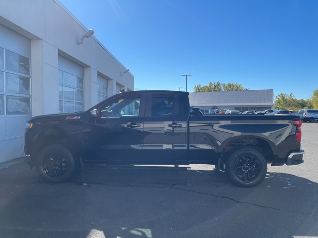 2019 Chevrolet Silverado 1500 LT photo 2
