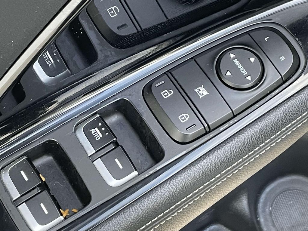 2020 Kia Niro LXS photo 14