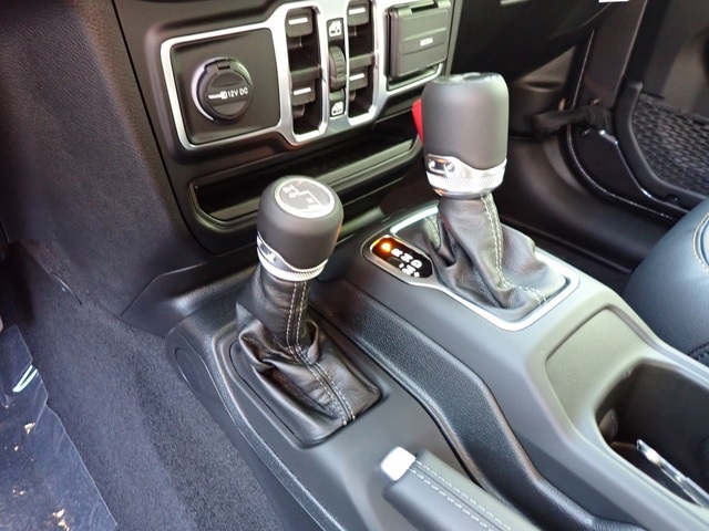 2025 Jeep Wrangler Sahara photo 15