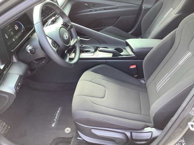 2025 Hyundai Elantra SEL Sport photo 9