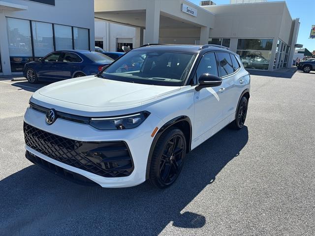 2026 Volkswagen Tiguan SE R-Line Black photo 3