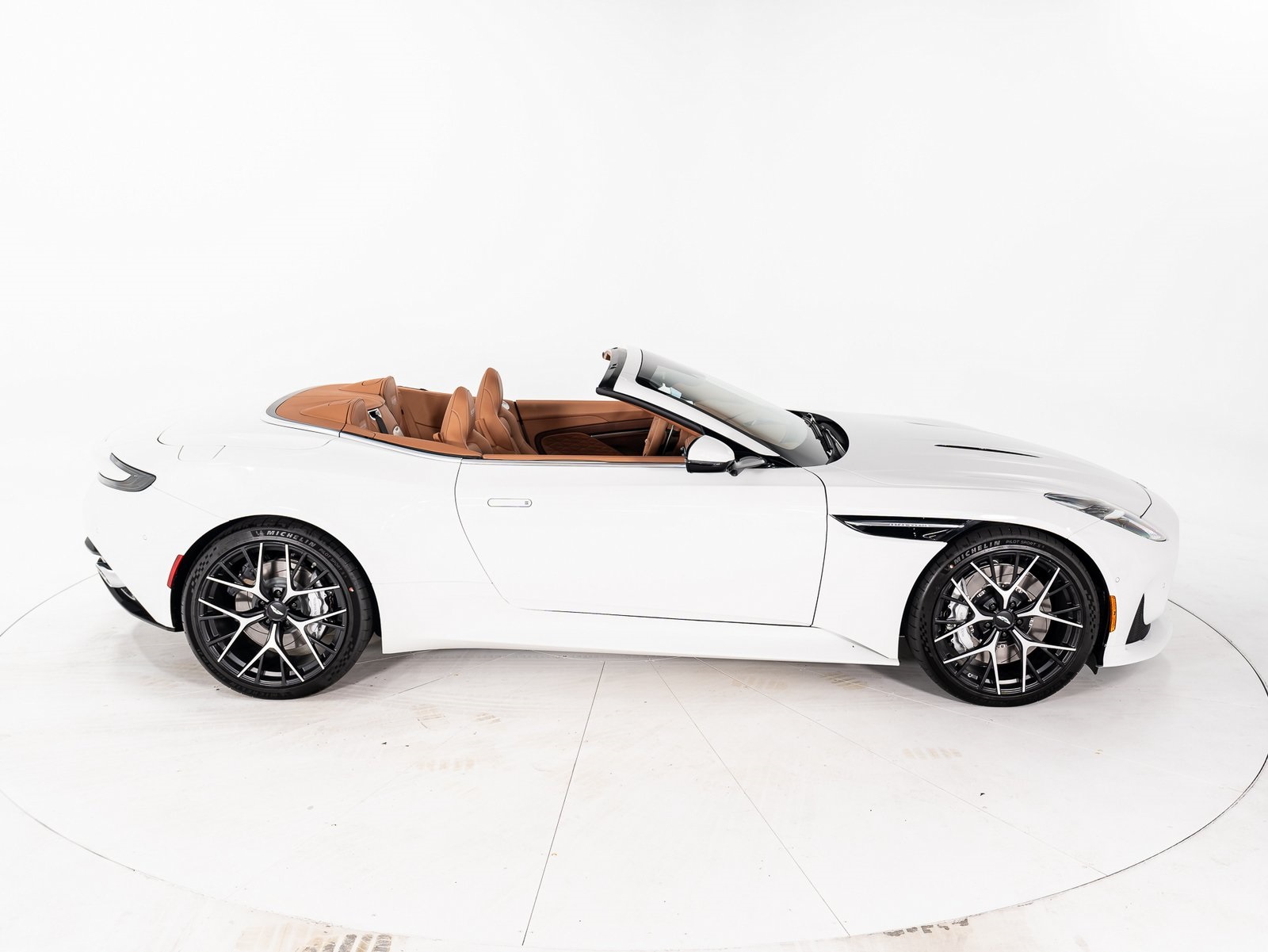 2025 Aston Martin DB12 photo 6