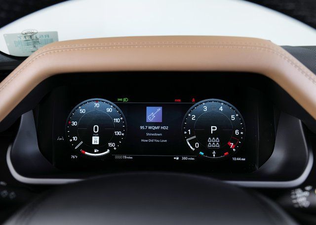 2025 Land Rover Defender 130 V8 photo 16