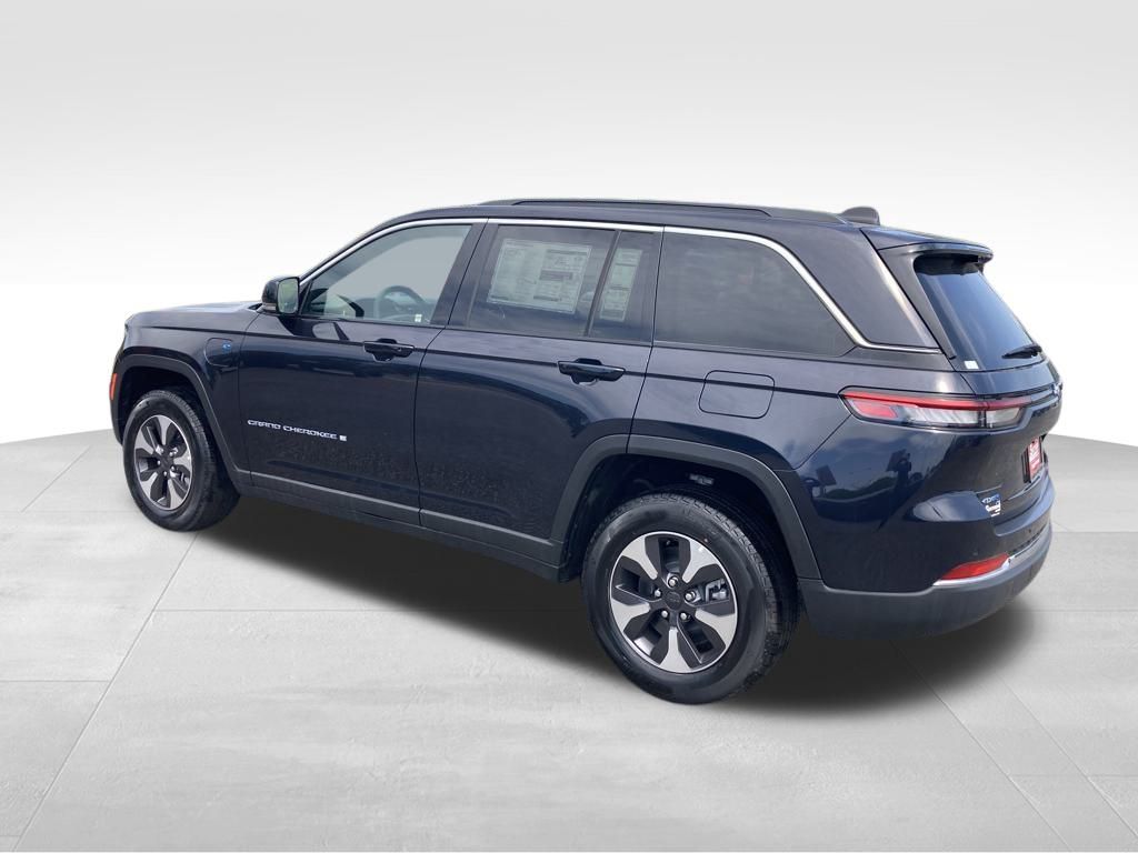 2024 Jeep Cherokee Limited 4xe photo 3