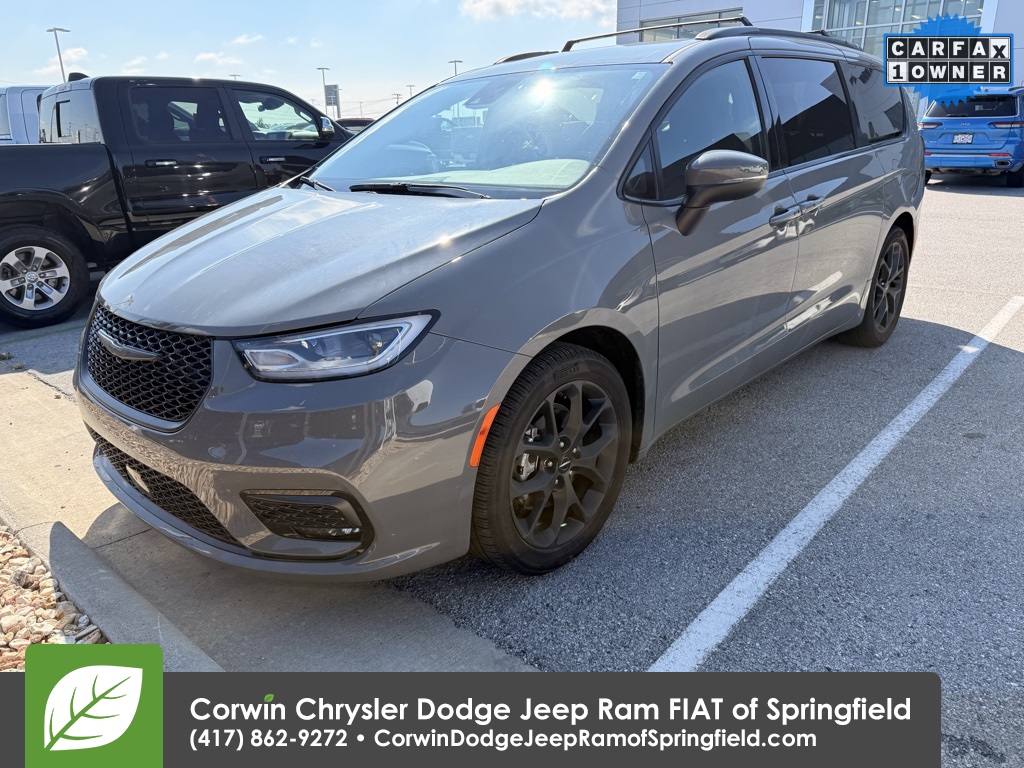 2023 Chrysler Pacifica Touring L photo 3