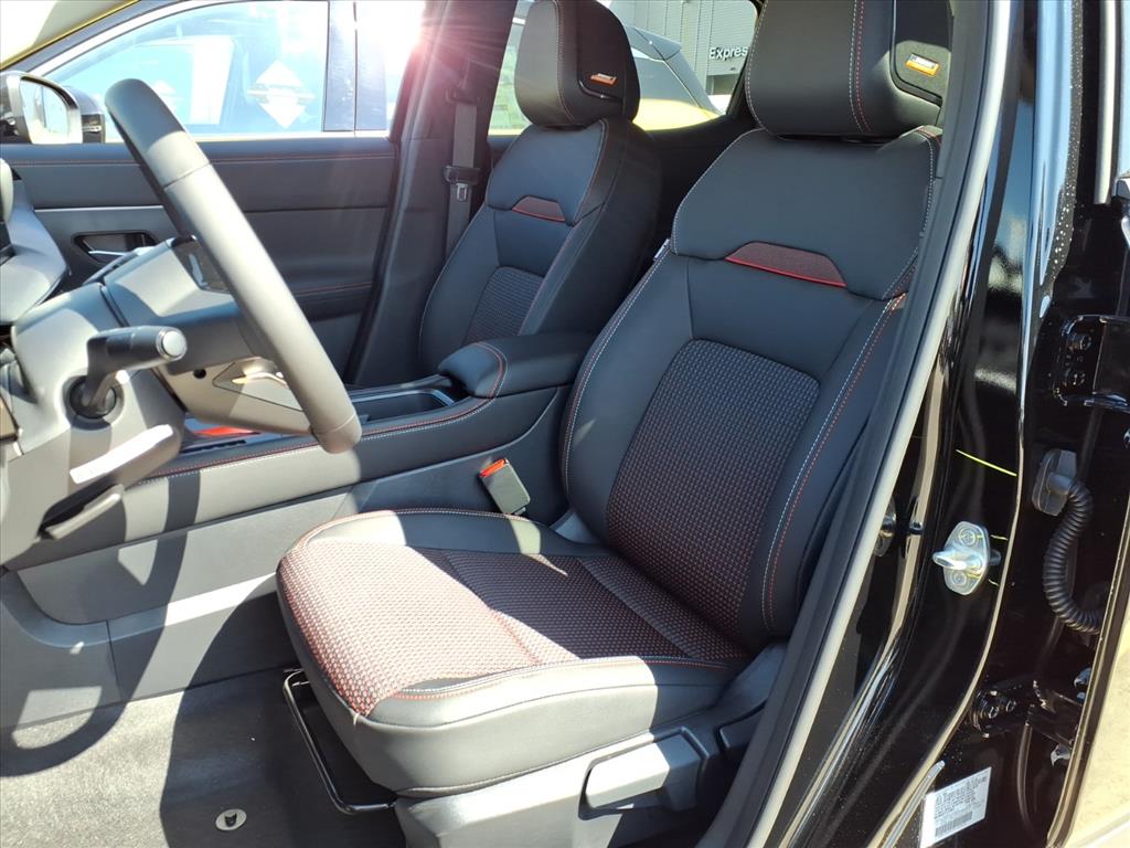 2026 Nissan Kicks SR photo 4