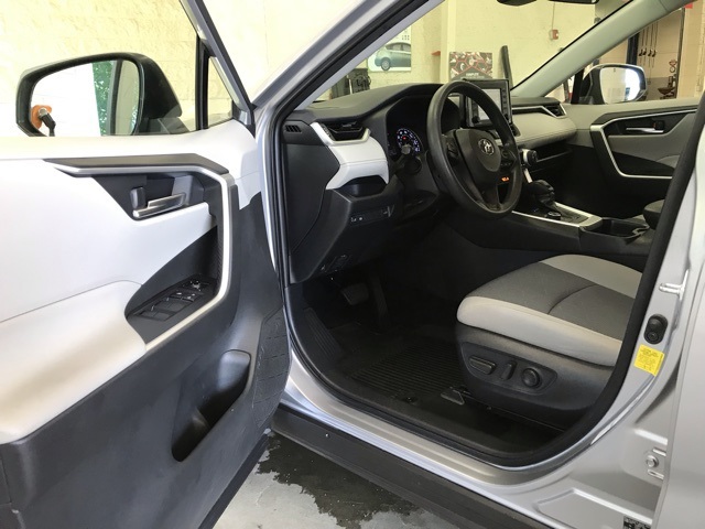 2020 Toyota RAV4 Hybrid XLE photo 10