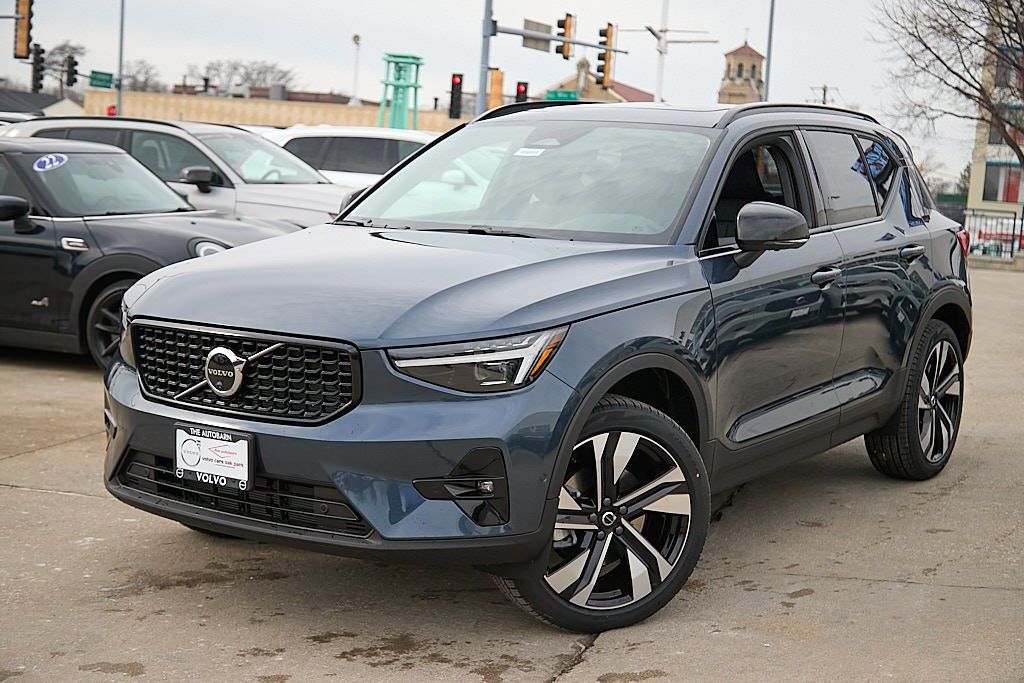 2026 VOLVO XC40 - Image 1
