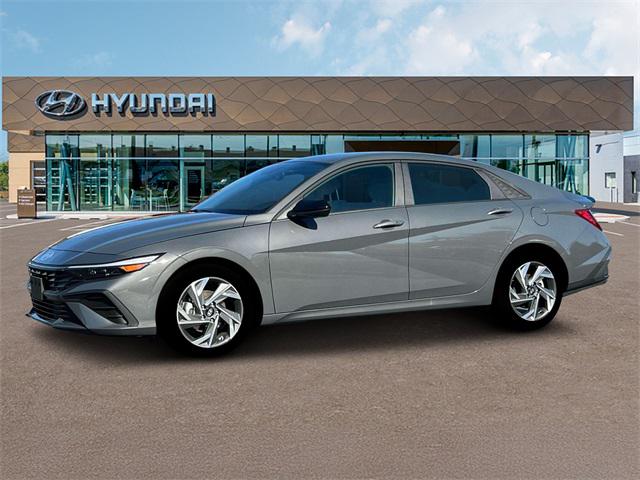 2025 Hyundai Elantra SEL Sport photo 2