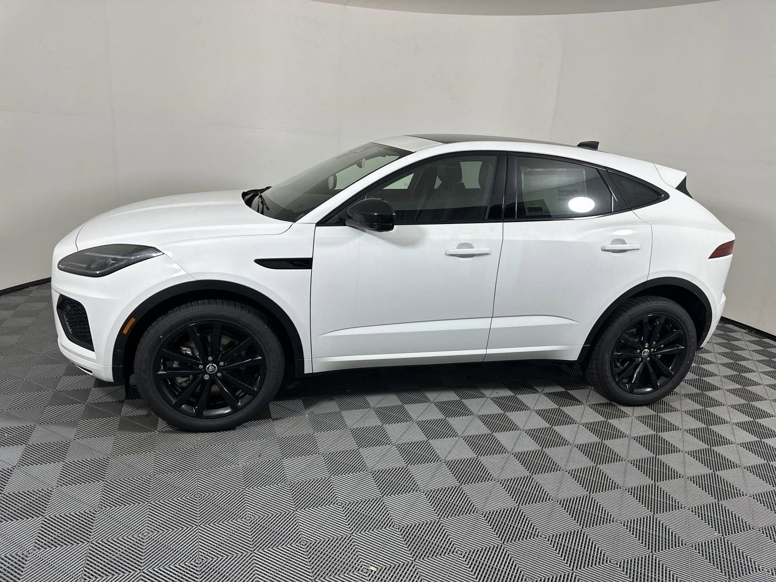 2024 Jaguar E-PACE P250 R-Dynamic SE photo 2