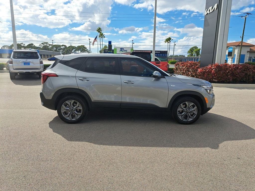 2025 Kia Seltos LX photo 4