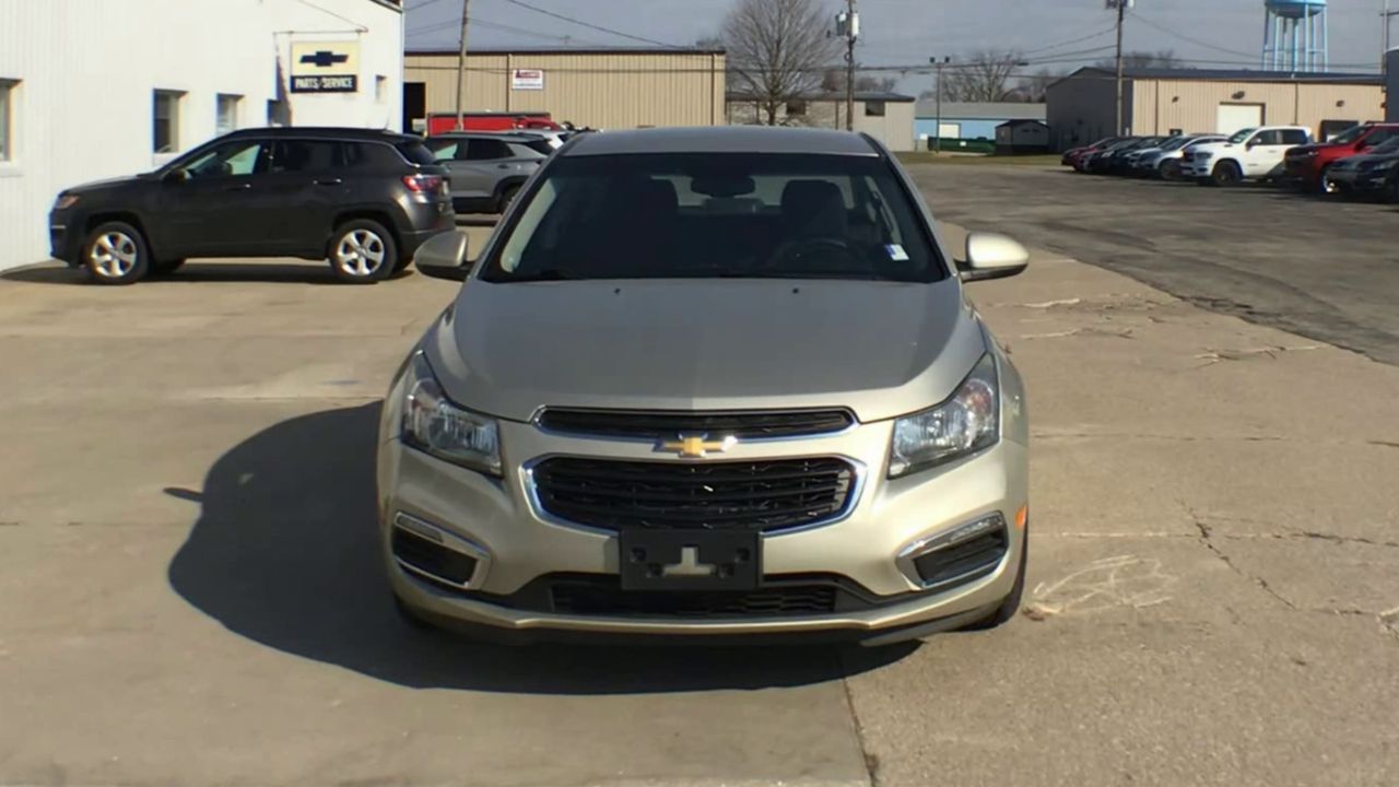 2016 Chevrolet Cruze LT photo 2