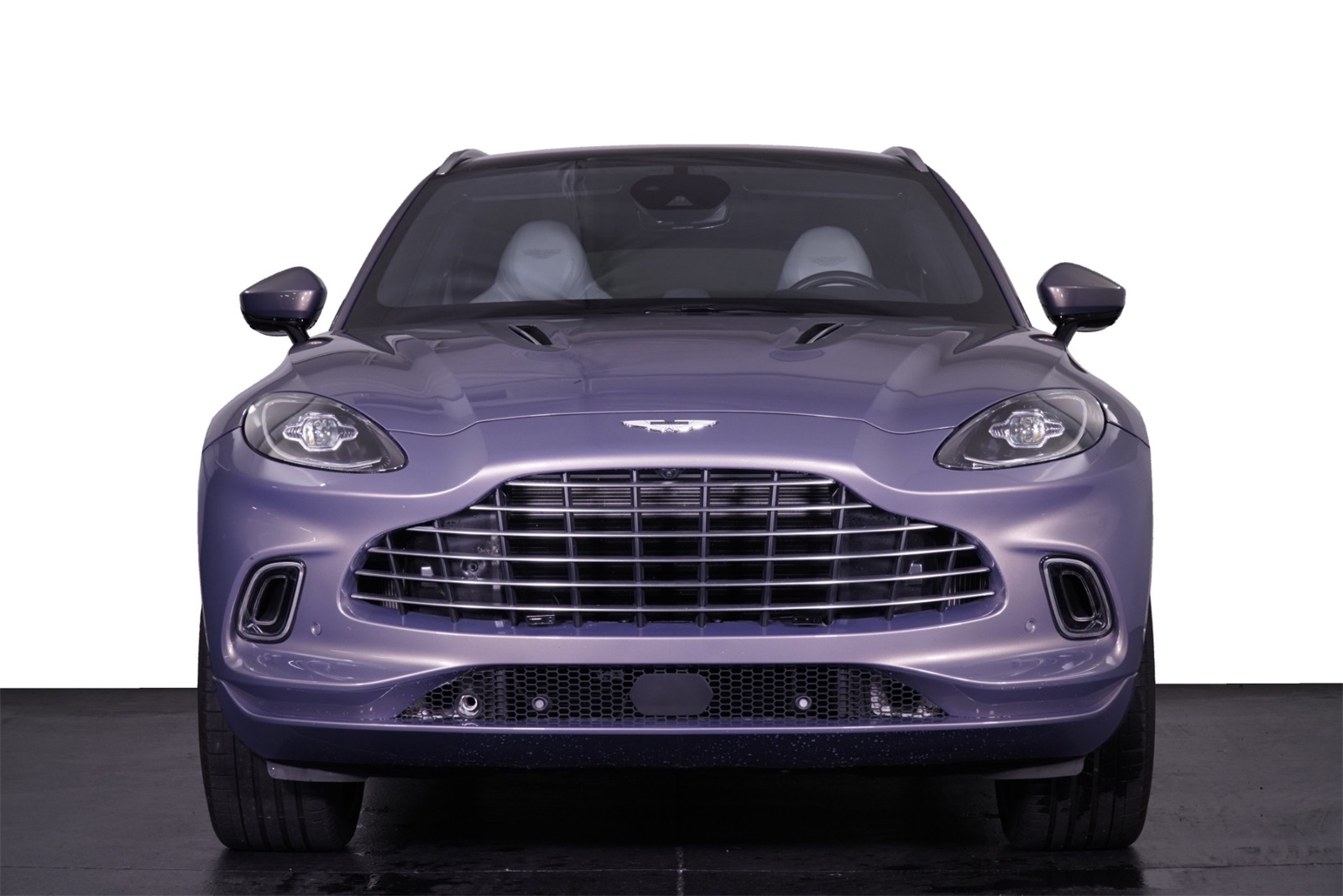 2022 Aston Martin DBX photo 4