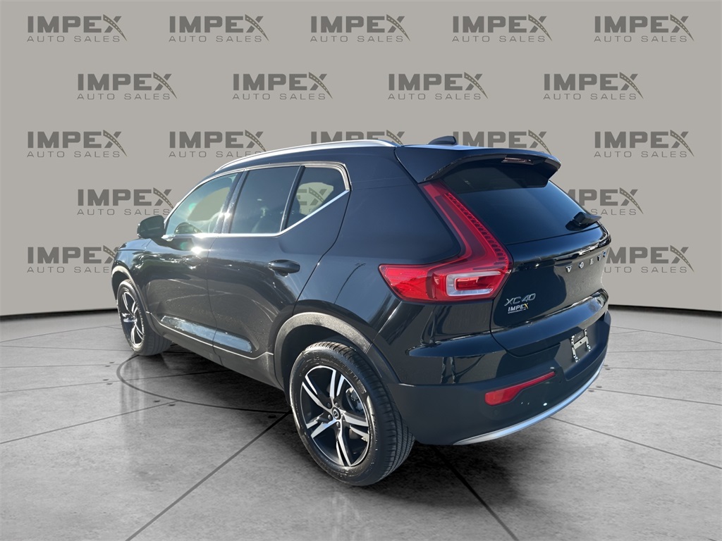 2025 Volvo XC40 Core photo 3