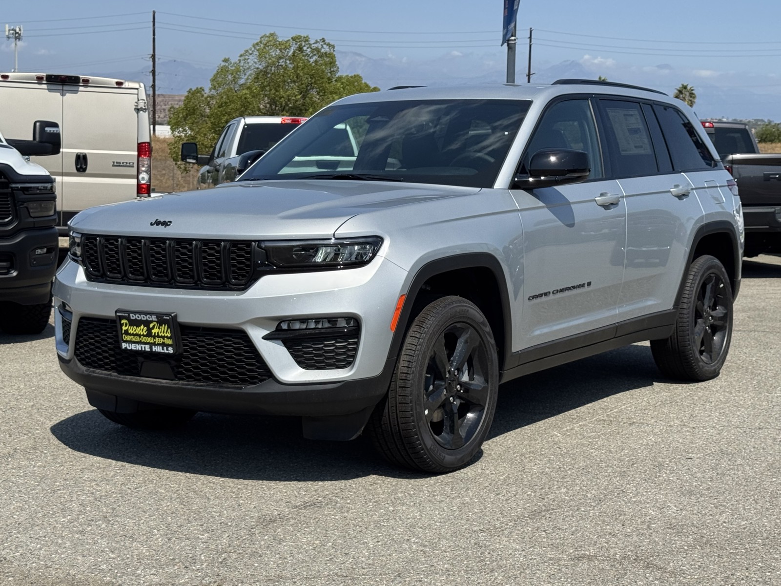 2025 Jeep Grand Cherokee Limited photo 2