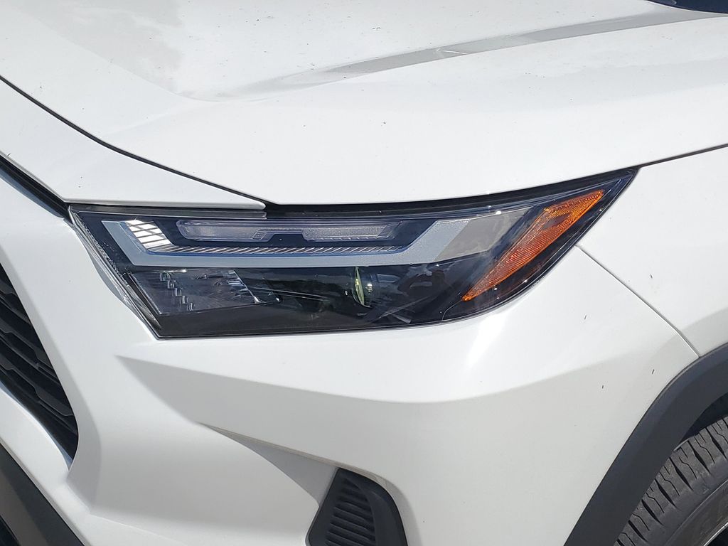 2025 Toyota RAV4 XLE photo 11