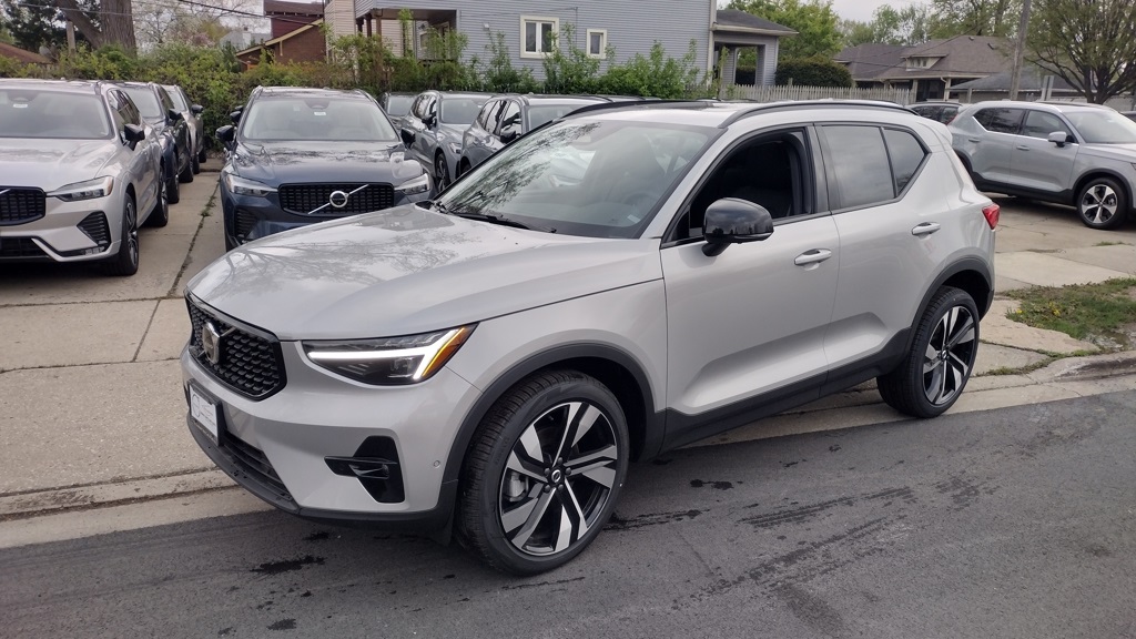 2025 VOLVO XC40 - Image 5