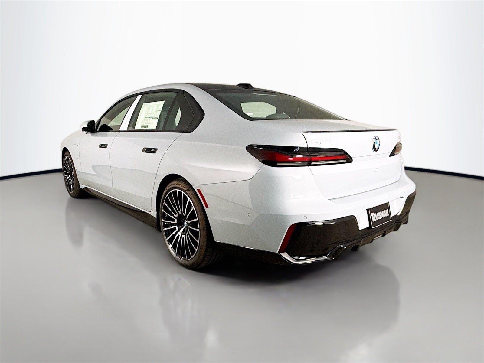 2026 Bmw 750e photo 4