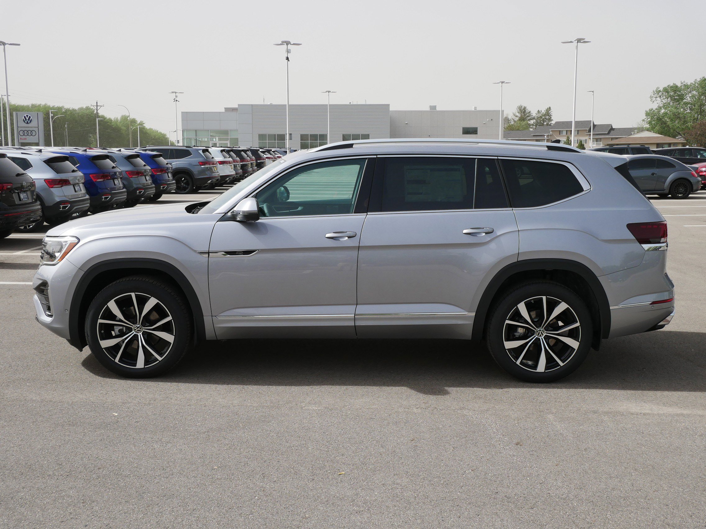 2025 Volkswagen Atlas SEL Premium R-Line photo 3