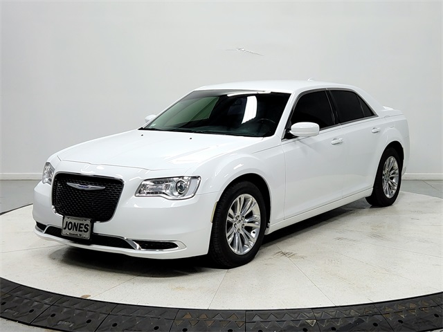 2019 Chrysler 300 Touring photo 3